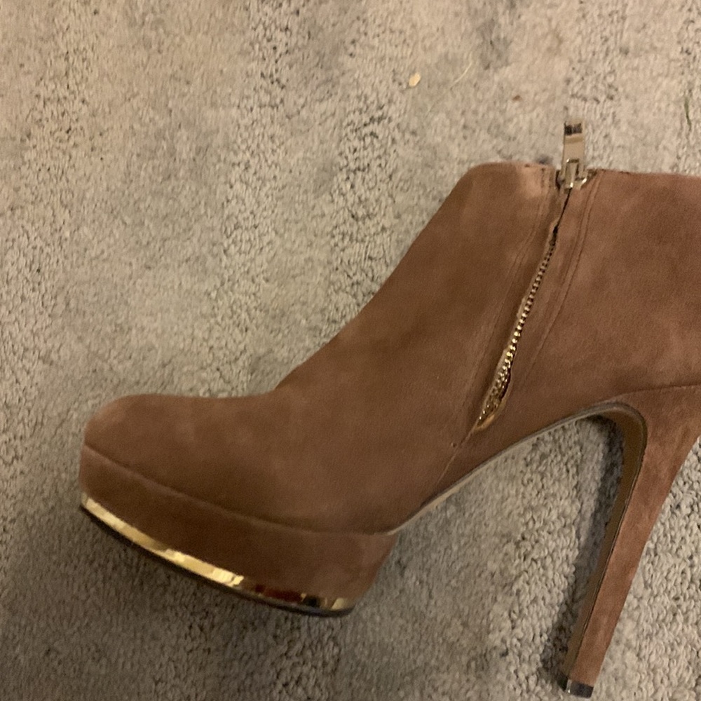 Vince Camuto suede Dira ankle bootie with side zip - Picture 2 of 6
